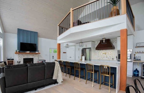Fenelon Falls Cottage | *Luxe Cottage* Riverview Manor (Sauna, Games Rm)