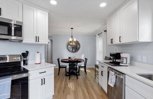 Ettrick House | Luxe Cottage - South ChesterfieldnStylishly renovated, w/large master suite nnn
