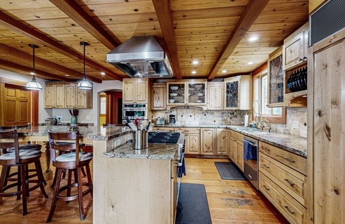 Lake Forest House | Luxe Dollar Point dream near slopes - fireplace, washer/dryer, snowbird-friendly