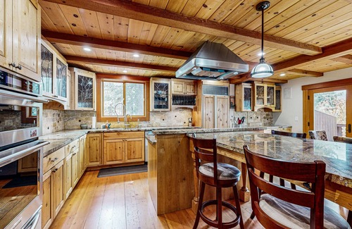 Lake Forest House | Luxe Dollar Point dream near slopes - fireplace, washer/dryer, snowbird-friendly