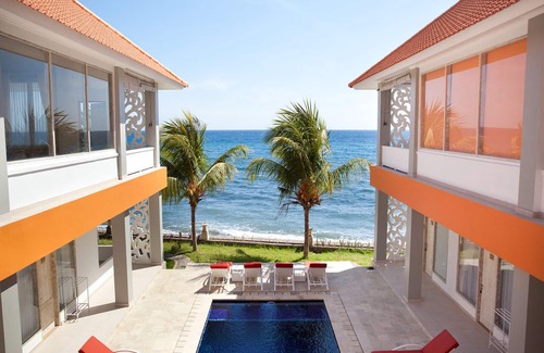 Bondalem Apartment | Luxe Double Room with sea-view bathtub on veranda