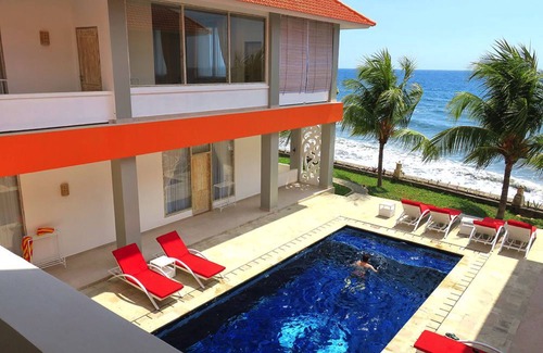Bondalem Apartment | Luxe Double Room with sea-view bathtub on veranda