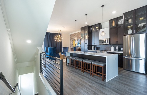 Tyler House | Luxe Downtown Townhouse – Walkable, Stylish & Spacious