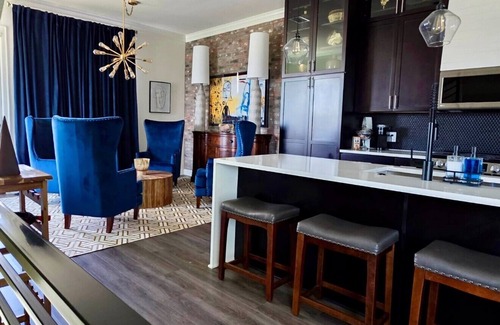 Tyler House | Luxe Downtown Townhouse – Walkable, Stylish & Spacious
