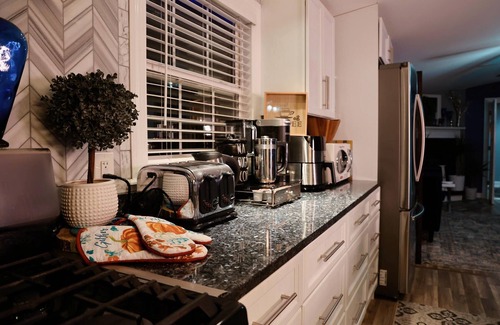 East Stroudsburg House | Luxe Entertainers Retreat: Mins to Ski HotTub/Games/Firepit/Sauna & Cinema!