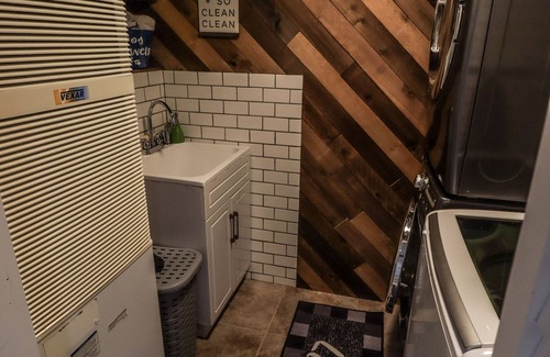 East Stroudsburg House | Luxe Entertainers Retreat: Mins to Ski HotTub/Games/Firepit/Sauna & Cinema!