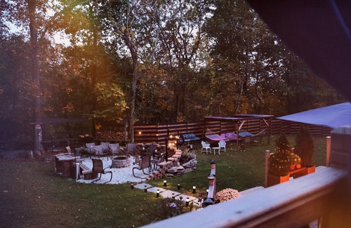 East Stroudsburg House | Luxe Entertainers Retreat: Mins to Ski HotTub/Games/Firepit/Sauna & Cinema!