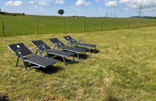 Llangefni House | Luxe Escape with Hot Tub, Games Room and 10 min to Sea