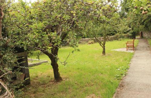 Llangefni House | Luxe Escape with Hot Tub, Games Room and 10 min to Sea