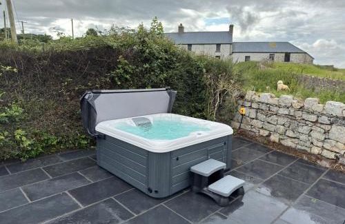 Llangefni House | Luxe Escape with Hot Tub, Games Room and 10 min to Sea