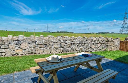 Llangefni House | Luxe Escape with Hot Tub, Games Room and 10 min to Sea