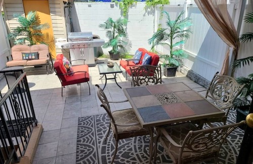 East New York Apartment | Luxe-Exquisite & Cozy-15 minutes to JFK Airport, 2-minute walk to L train to NYC