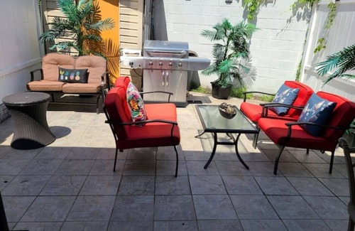 East New York Apartment | Luxe-Exquisite & Cozy-15 minutes to JFK Airport, 2-minute walk to L train to NYC