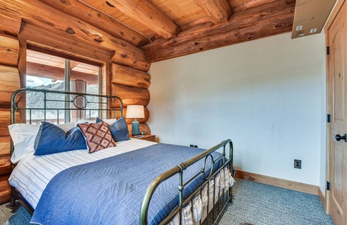 Hanna Cabin | Luxe Family Cabin w/ Deck: Walk to Duchesne River!