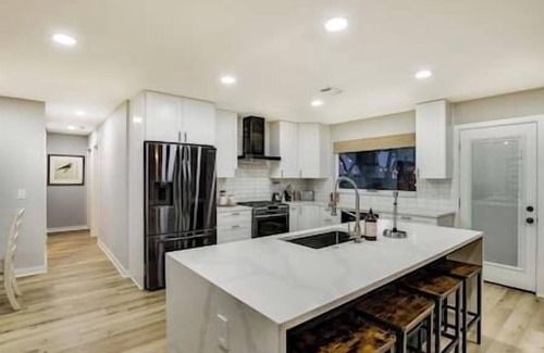 Woodstone Village House | Luxe Family Home | Sleeps 7 | South Austin!