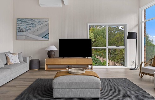 Tascott House | Luxe Family Retreat - Large Pool and Sea Views
