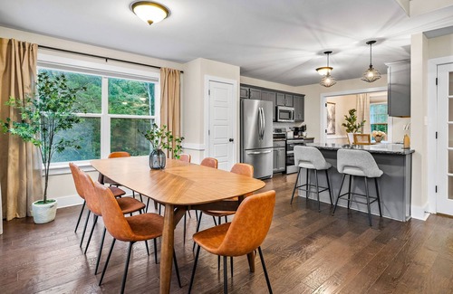 Waddy House | ✨Luxe Farmhouse✨Bourbon Trail✨ 4 king Beds ✨Hot Tub Games Trails sleeps 16