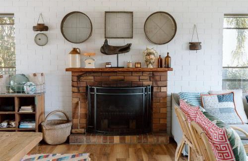 Kidaman Creek House | Luxe Farmstay, Main House and Brand New Tiny Home, Animals and Views!