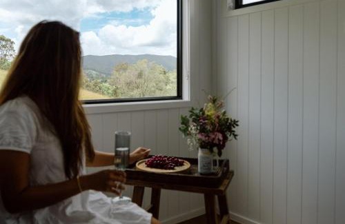 Kidaman Creek House | Luxe Farmstay, Main House and Brand New Tiny Home, Animals and Views!