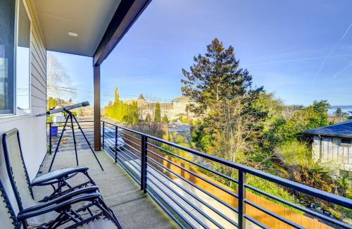 Federal Way House | Luxe Federal Way Rental - Walk to the Water!