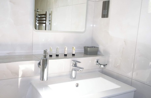 Slough Apartment | Luxe Flat 2BD|Free Parking