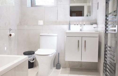 Slough Apartment | Luxe Flat 2BD|Free Parking