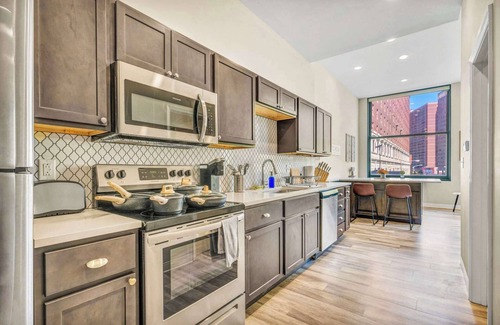 Gateway District Apartment | Luxe Flat w/Heated Pool & Sauna Gym Heart of DT
