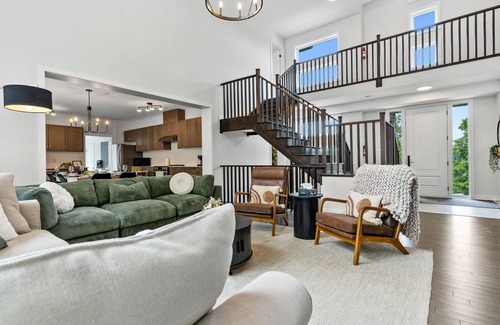 Dwight House | Luxe Forest Retreat| HotTub| Sauna| PoolTable|View