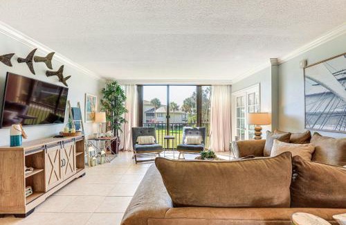 Fort Pierce Apartment | Luxe Fort Pierce Beach Condo with Golf Views!