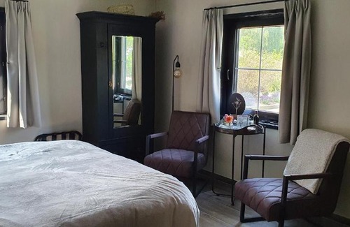 Westendorp House | Luxe gastenkamer met living en keuken bij Friezen paarden Stal Pellendijk