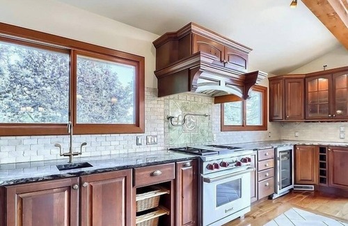 Perry Park House | Luxe Getaway | Fireplace | Deck | Mtn Views | Wifi