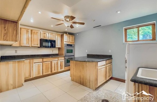 Perry Park House | Luxe Getaway | Fireplace | Deck | Mtn Views | Wifi