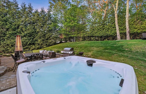 East Stroudsburg House | Luxe Getaway | Hot Tub, Sauna, Theater & Game Room