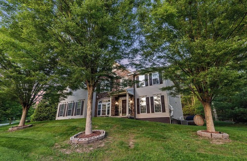 East Stroudsburg House | Luxe Getaway | Hot Tub, Sauna, Theater & Game Room