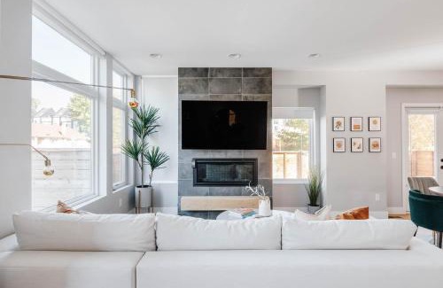 West Colfax House | Luxe Getaway - Yard & Roof Deck - 4 Story Townhome