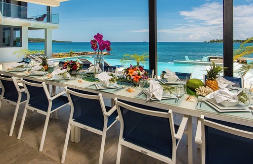Discovery Bay Villa | Luxe Grand Villa Modern Spacious 6-bedroom with private Beach. Staff Included.