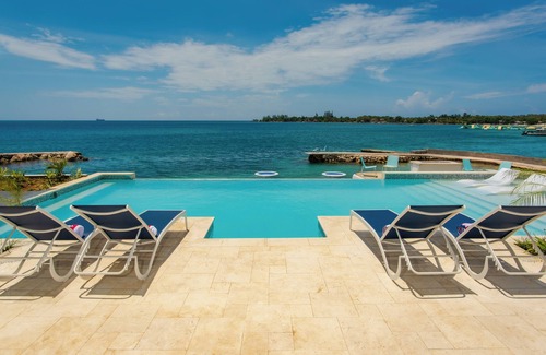 Discovery Bay Villa | Luxe Grand Villa Modern Spacious 6-bedroom with private Beach. Staff Included.