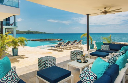 Discovery Bay Villa | Luxe Grand Villa Modern Spacious 6-bedroom with private Beach. Staff Included.