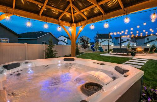 Meridian House | Luxe Group Stay Hot Tub Game Lounge Fire Pit