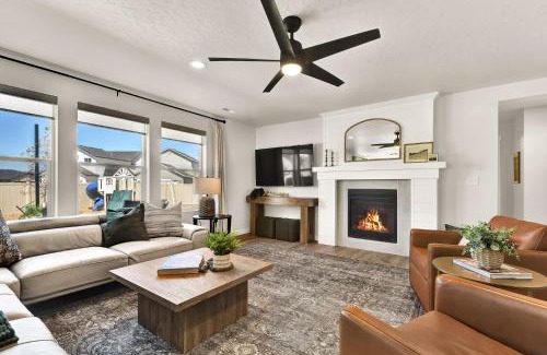 Meridian House | Luxe Group Stay Hot Tub Game Lounge Fire Pit