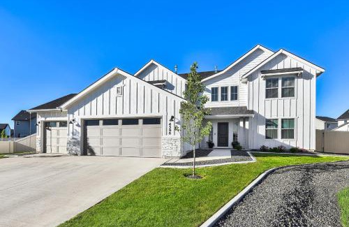 Meridian House | Luxe Group Stay Hot Tub Game Lounge Fire Pit