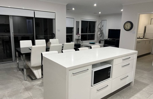 Casey House | Luxe Gungahlin 5 Bedroom Home Views Wifi Netflix Wine