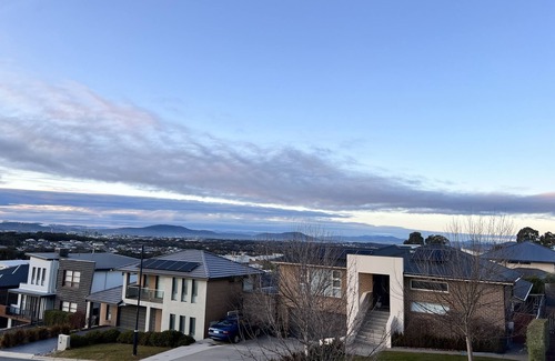 Casey House | Luxe Gungahlin 5 Bedroom Home Views Wifi Netflix Wine