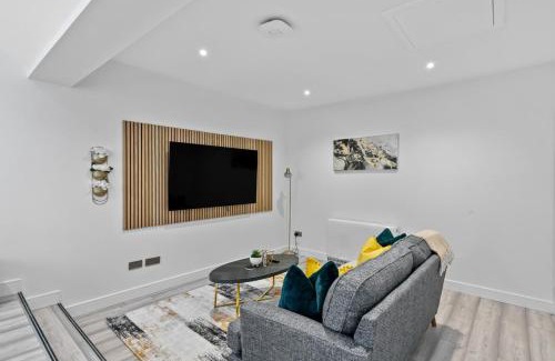 Swindon Apartment | Luxe Haven - 2 min from Station - Free Parking - Courtyard
