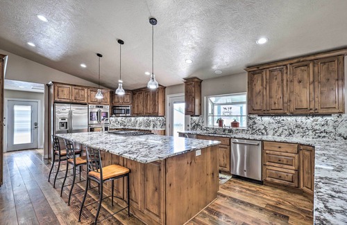 Park City House | Luxe Heber City Cabin + Hot Tub & Guest House