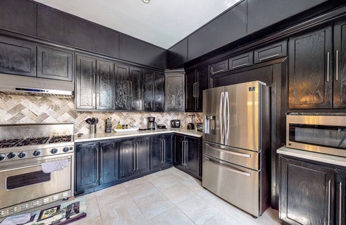 Dickinson Villa | Luxe Home 5 Bedroom Villa