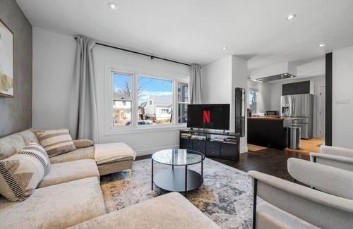 Champlain Park House | Luxe Home, DT, 2 King Beds, Theatre Room