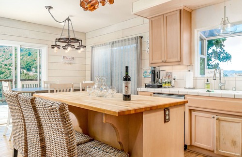 Atascadero House | Luxe home w/amazing views, jetted tub, steam shower, central AC & garage