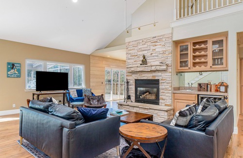 Atascadero House | Luxe home w/amazing views, jetted tub, steam shower, central AC & garage