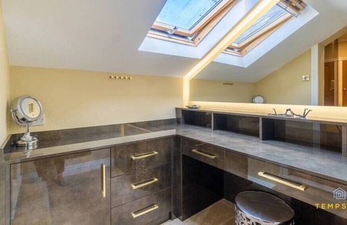 Beaconsfield House | Luxe Home with Hot Tub, Cinema & Gym